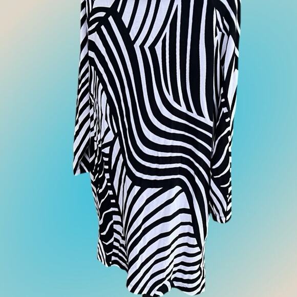 Travelers by Chicos 2  (12-14) M  Black and white long sleeve top with V-neck - Picture 5 of 9